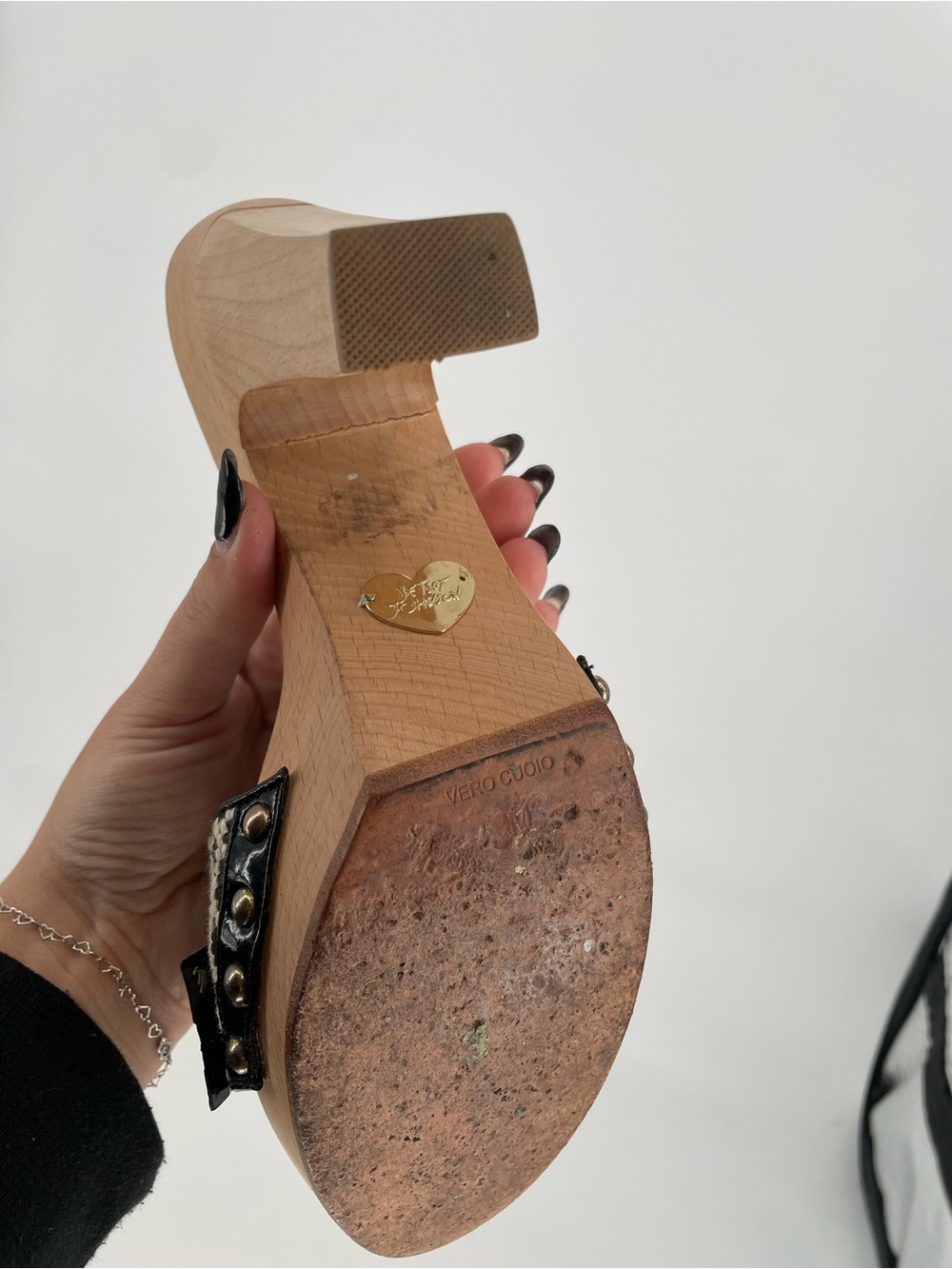 Vintage Betsey Johnson Wooden Heeled Mules With Patent Bow Detail 5” Heel - Picture 14 of 16